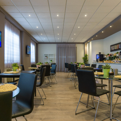 Grazie alla nostra convenzione con ristoranti selezionati, ti consigliamo le migliori opzioni per gustare piatti di qualità a prezzi vantaggiosi durante il tuo soggiorno.