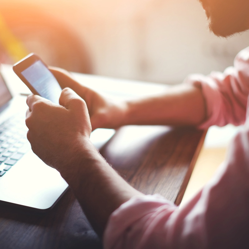 Naviga in sicurezza con il nostro Wi-Fi veloce e illimitato, perfetto per chi è in viaggio di lavoro.