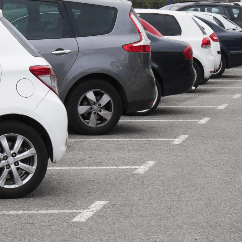 Ampio parcheggio esterno gratuito e garage sotterraneo videosorvegliato con accesso diretto alle camere, perfetto per chi desidera entrare senza passare dalla reception.